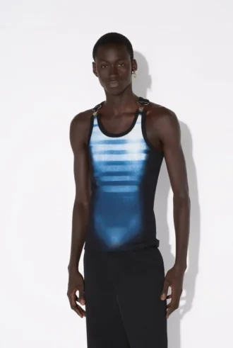 a camisola sem mangas le male 1 330x491 - A camisola sem mangas &ldquo;Le Male&rdquo;