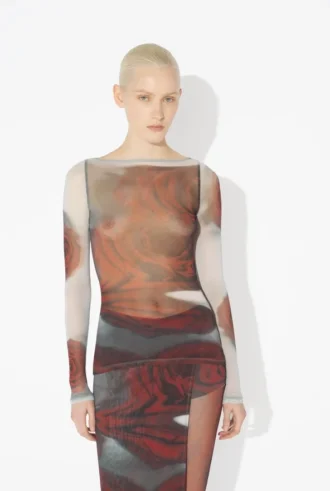 O top vermelho com rosas difusas