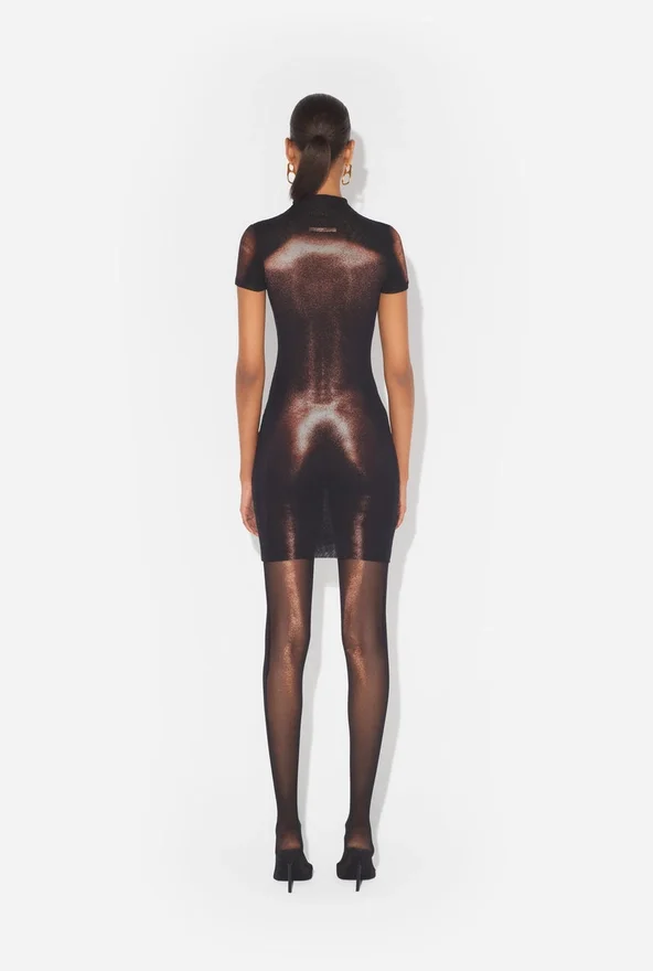 O vestido de calções em tule bronze com padrão “Body Dust” O vestido de calções em tule bronze com padrão “Body Dust”