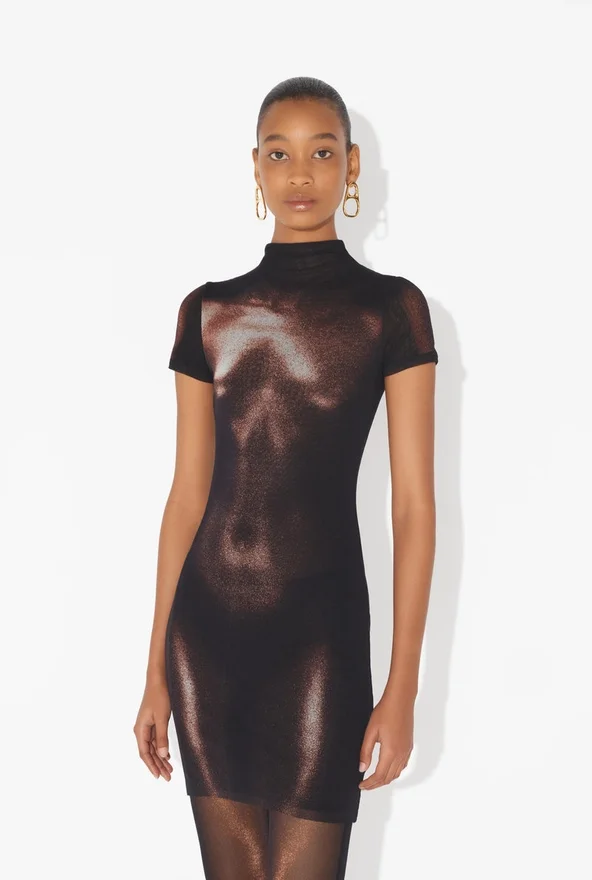 O vestido de calções em tule bronze com padrão “Body Dust” O vestido de calções em tule bronze com padrão “Body Dust”