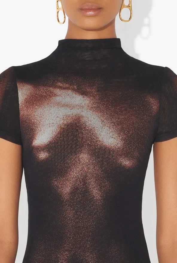 O vestido de calções em tule bronze com padrão “Body Dust” O vestido de calções em tule bronze com padrão “Body Dust”
